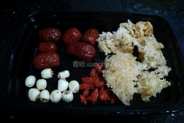 冰糖银耳莲子羹的做法图解1
