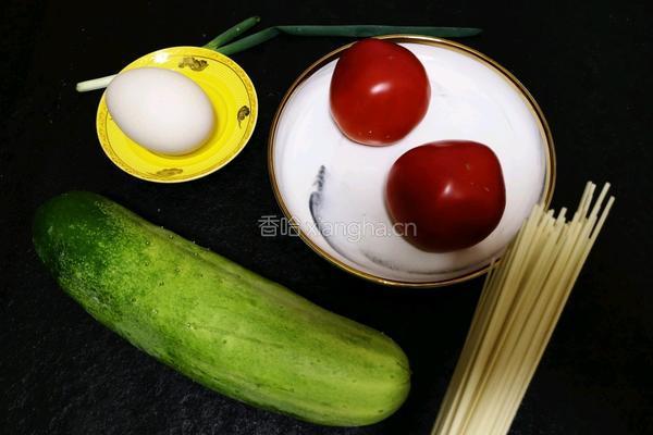 番茄鹅蛋黄瓜面的做法图解1