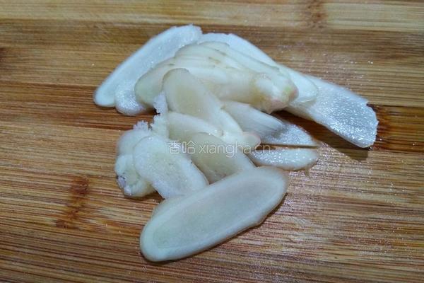 莴笋仔姜胡萝卜炒香肠的做法图解9