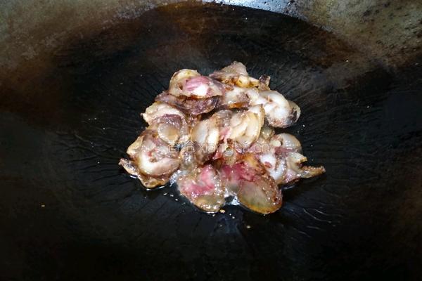莴笋仔姜胡萝卜炒香肠的做法图解12
