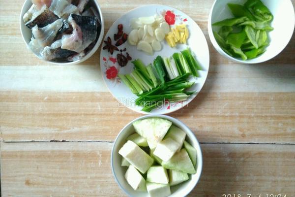 鲶鱼茄子汤的做法图解1
