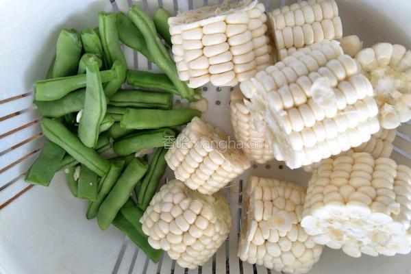 瓜豆玉米甜汤的做法图解2