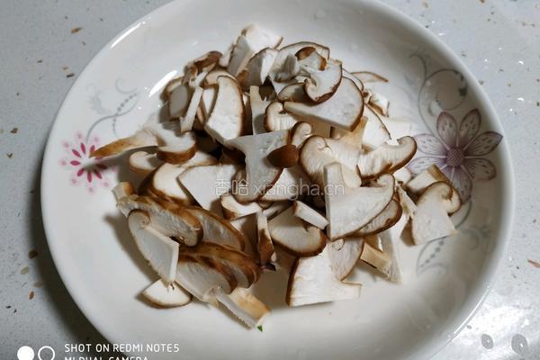 香菇炒鸡脯的做法图解1