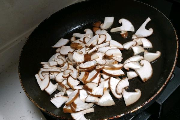 香菇炒鸡脯的做法图解4