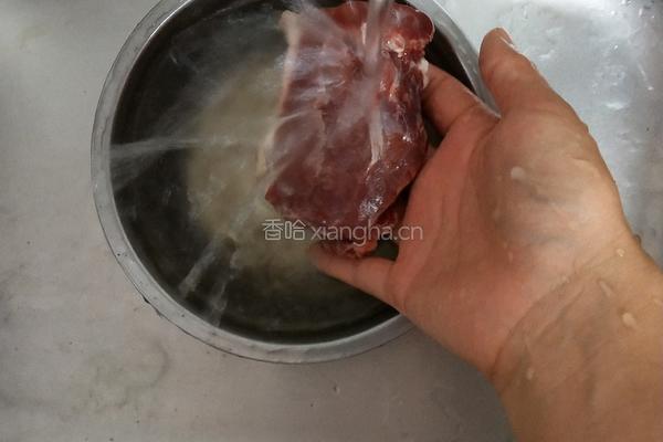 牛肉柿子汤的做法图解1