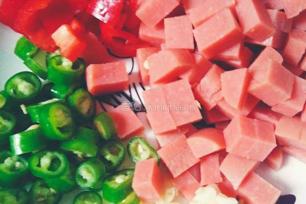 毛豆炒火腿的做法图解2