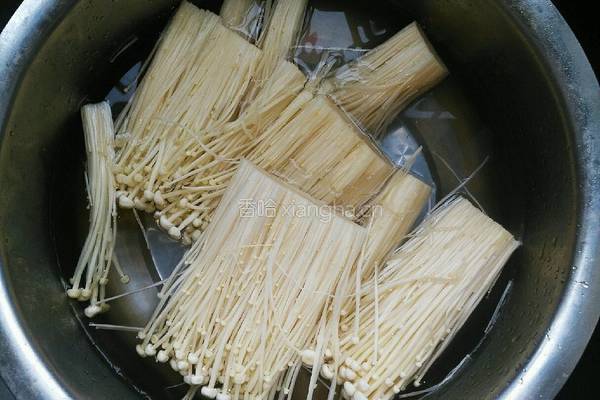 金针菇炒肉丝的做法图解2