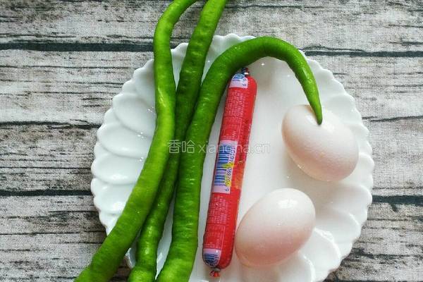 青椒火腿炒蛋的做法图解1