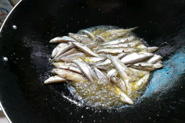油炸小河鱼的做法图解2