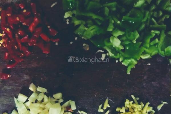 辣椒炒鸡翅丁的做法图解3