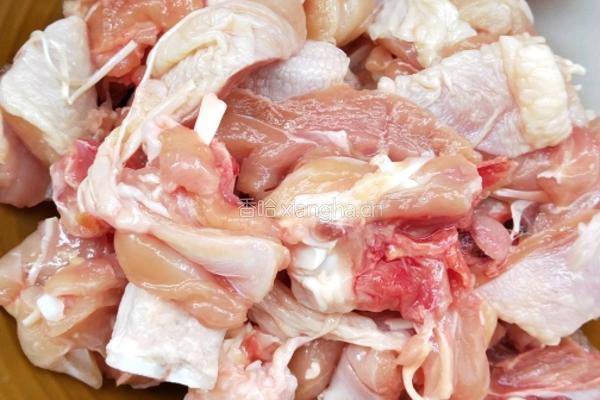 土豆炒鸡肉的做法图解1