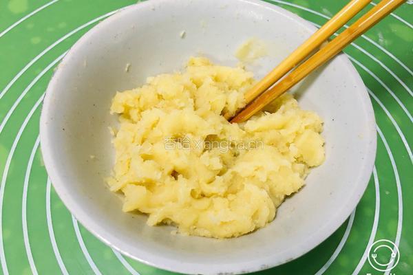 土豆泥虾球奶酪包的做法图解1
