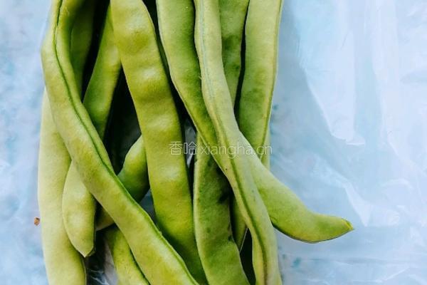 卤牛肉炒豆角的做法图解1