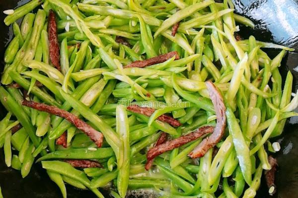 卤牛肉炒豆角的做法图解6