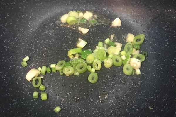 青椒炒毛豆的做法图解4