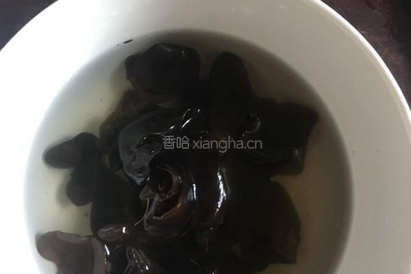 莲藕木耳炒肉的做法图解1