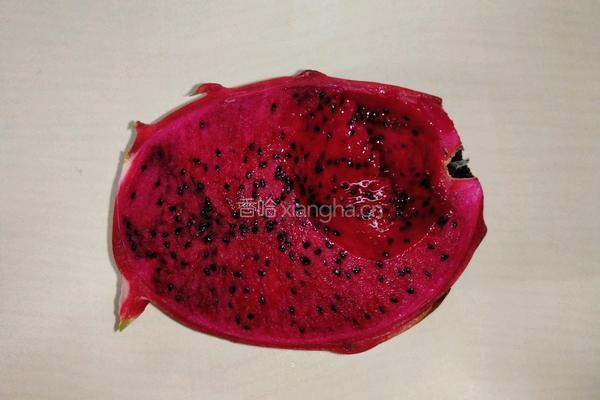 鲜榨火龙果汁的做法图解1
