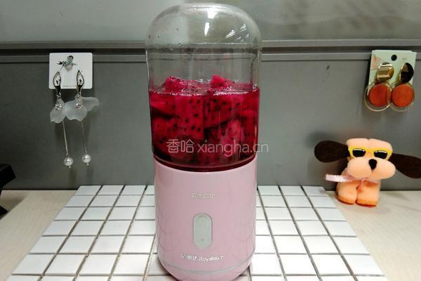 鲜榨火龙果汁的做法图解2