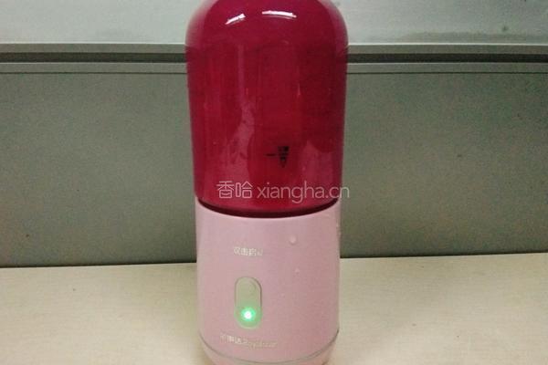 鲜榨火龙果汁的做法图解3