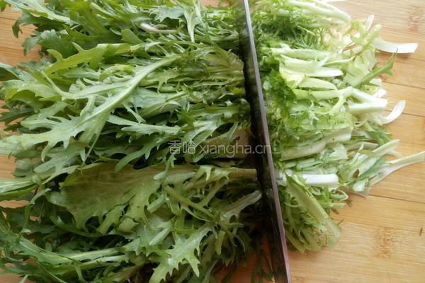 皮蛋拌苦菊的做法图解2