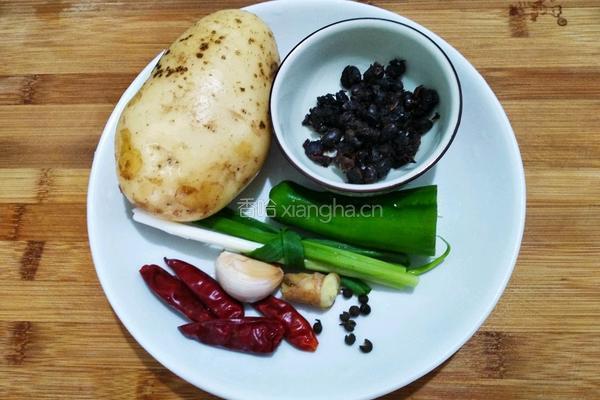 豆豉炝拌青椒土豆丝的做法图解1