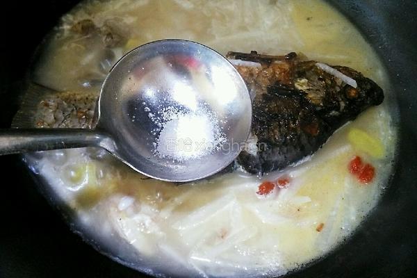 萝卜丝鲫鱼汤的做法图解5