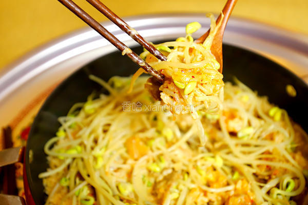 芝士飘香的辣白菜炒五花肉豆芽饭,还要再来一碗!