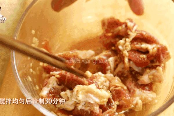 芝士飘香的辣白菜炒五花肉豆芽饭，还要再来一碗！的做法图解2