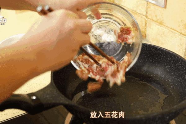 芝士飘香的辣白菜炒五花肉豆芽饭，还要再来一碗！的做法图解4