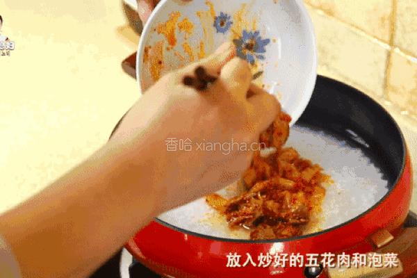 芝士飘香的辣白菜炒五花肉豆芽饭，还要再来一碗！的做法图解10
