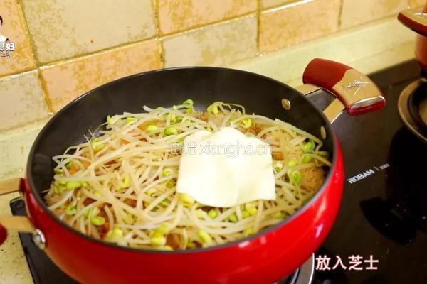 芝士飘香的辣白菜炒五花肉豆芽饭，还要再来一碗！的做法图解15