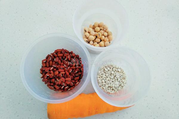 赤小豆薏米胡萝卜营养湖的做法图解1