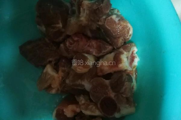 玉米萝卜排骨汤的做法图解1