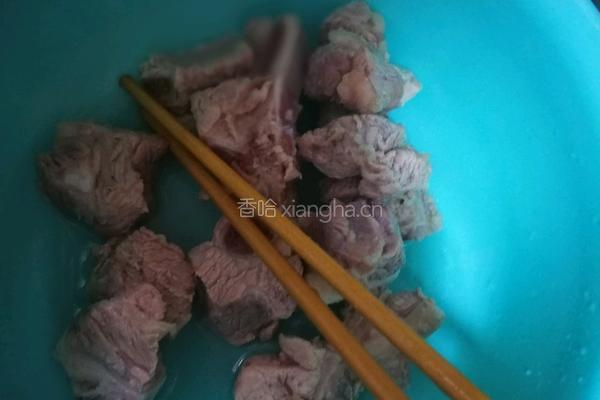 玉米萝卜排骨汤的做法图解2