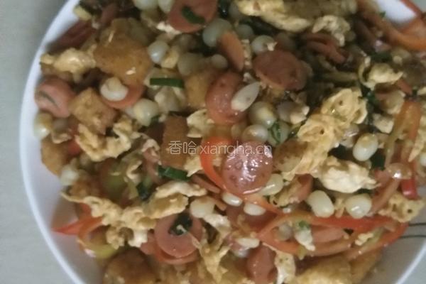 （鸡蛋玉米火腿肠）炒馒头丁的做法图解6
