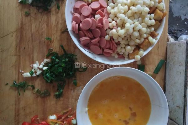 （鸡蛋玉米火腿肠）炒馒头丁的做法图解1