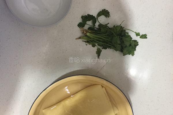 炝拌干丝的做法图解1