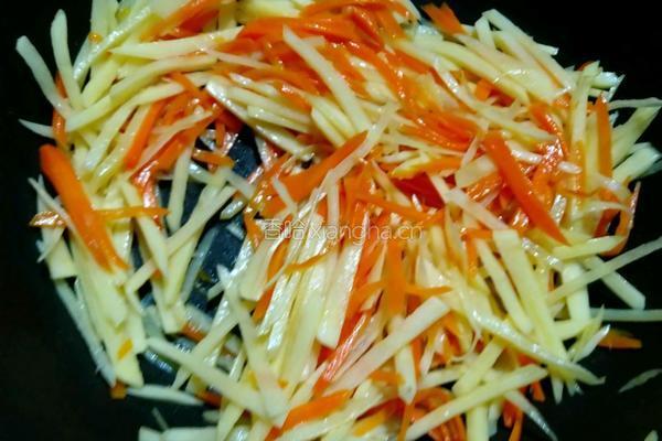 胡萝卜炒土豆丝的做法图解7