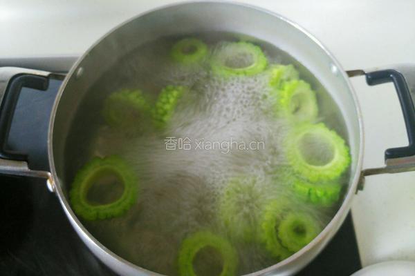 苦瓜鹌鹑蛋的做法图解4