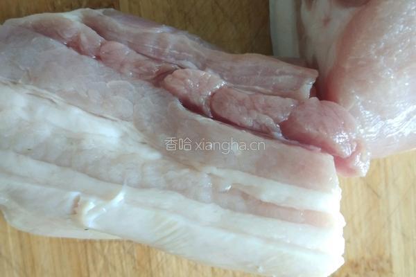 土豆红烧肉的做法图解1