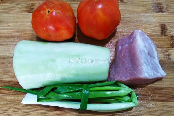 番茄黄瓜肉片汤的做法图解1