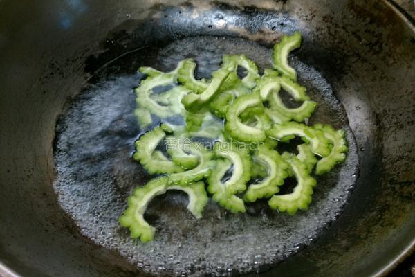 清炒苦瓜的做法图解3