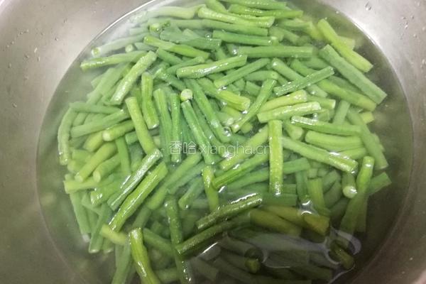 凉拌麻辣豇豆的做法图解3