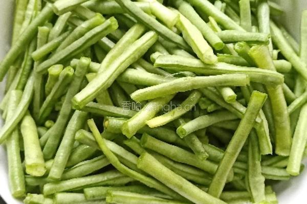 凉拌豇豆的做法图解1
