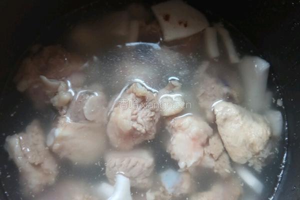 椰肉椰汁排骨汤的做法图解3