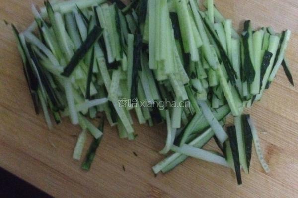 水萝卜拌黄瓜的做法图解3