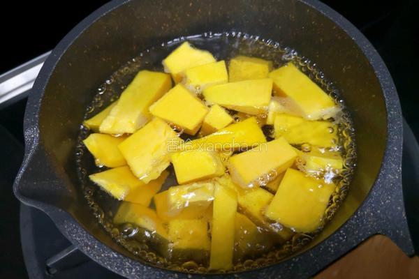 牛奶南瓜饼的做法图解1