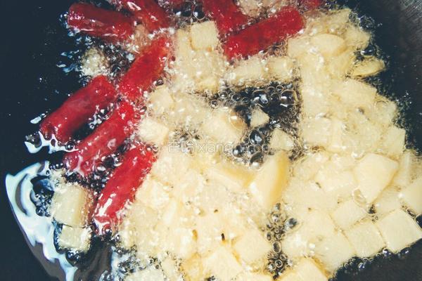 香肠配土豆丁的做法图解4