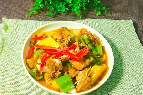 土豆烧鸡肉的做法图解1