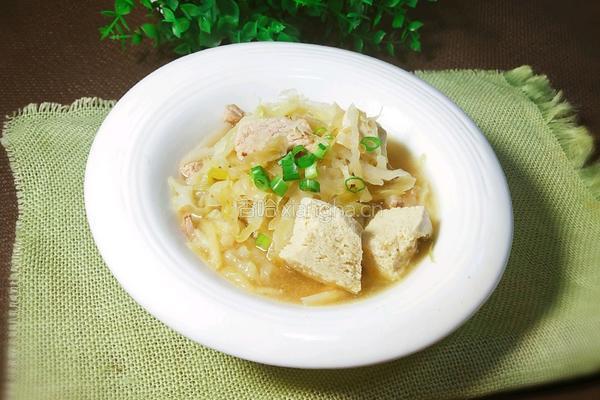 酸菜豆腐锅的做法图解1